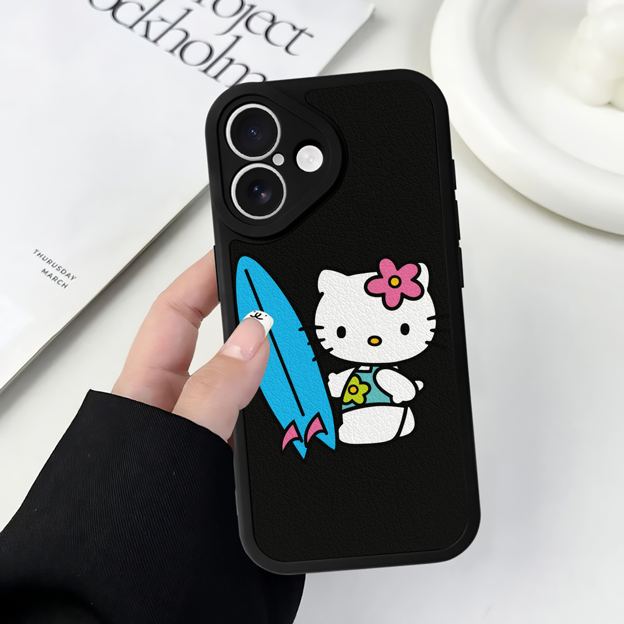 （画像用） Hello Kitty ハローキティ 【iPhone 16シリーズ対応】シリコンスマホケース（レザー調） 材質：シリコン